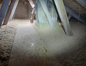 Zateplení stropu rodinného domu pomocí foukané izolace